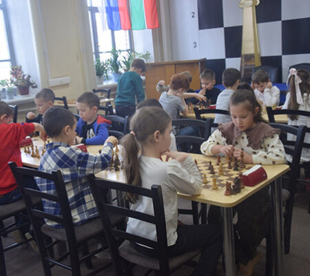 Командные соревнования по быстрым шахматам среди юных спортсменов прошли в Казани