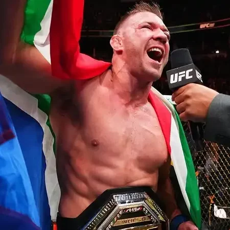 Стрикланд раскритиковал победу Дю Плесси над Адесаньей