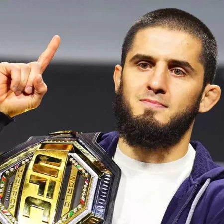 Кормье не одобряет намерение Махачева перейти в среднюю весовую категорию