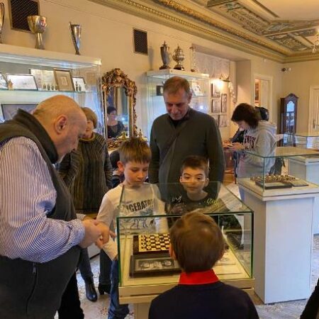 Юные шахматисты из разных стран посетили Музей шахмат в Москве