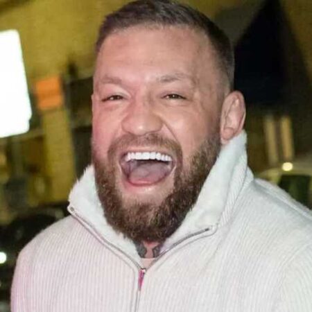 Конор Макгрегор плюнул в лицо фанату Хабиба дважды