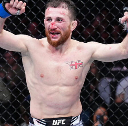 Результаты UFC 311: Двалишвили уверенно победил Нурмагомедова и другие бои