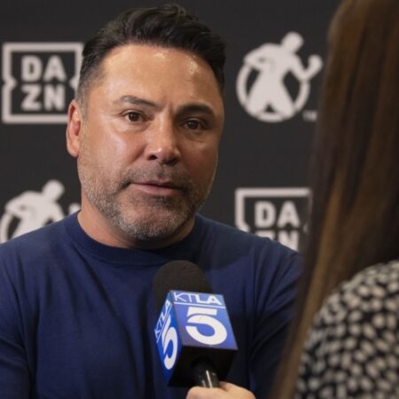 Оскар Де Ла Хойя резко осудил решение рефери в бою Джервонты Дэвиса: «Это было опасно»