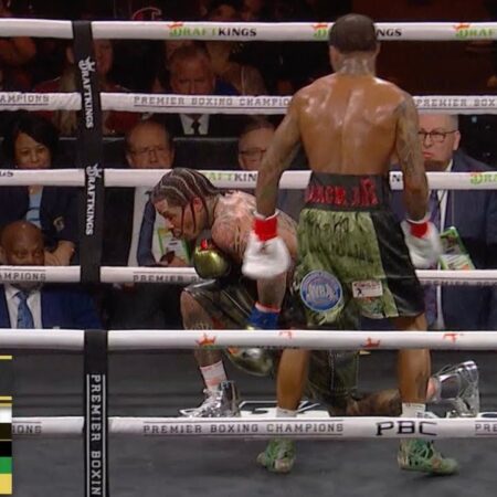 Гервонта Дэвис объяснил, почему встал на колено в бою с Роучем