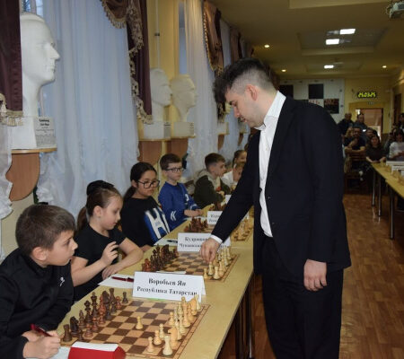 Ян Непомнящий провел шахматный мастер-класс в Казани