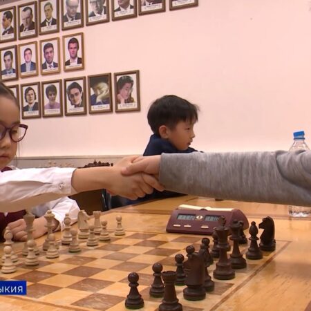 В Элисте юные шахматисты отметили Международный женский день блицтурниром