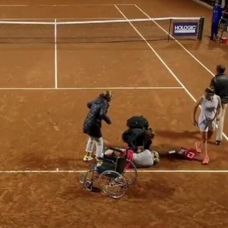 Британская теннисистка Фрэн Джонс была вынуждена покинуть корт на инвалидной коляске после тревожного инцидента