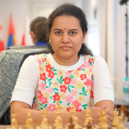 Хампи Конеру захватила лидерство в Пуне