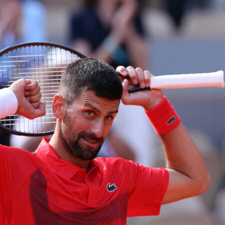 Джокович выходит в полуфинал Roland Garros после победы над Зверевым, который проглотил «50 мух»