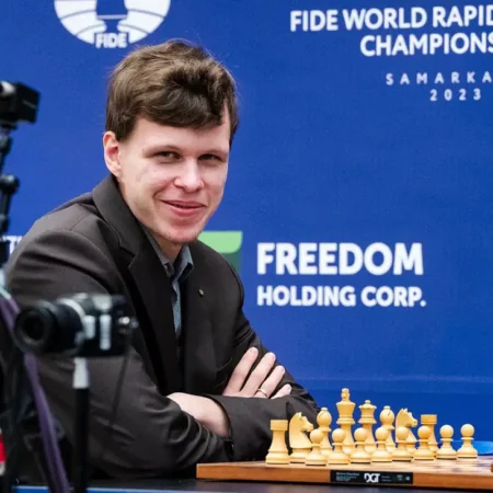 Владислав Артемьев удерживает лидерство на Чемпионате мира по рапиду в Дохе