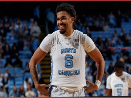 Элайджа Дэвис, сын Хьюберта Дэвиса, закрасил логотип UNC на майке в Instagram после увольнения отца с поста главного тренера