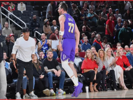 Леброн Джеймс отреагировал на фаната, показавшего средний палец на фотографии во время победы ‘Лейкерс’ Луки Дончича над ‘Рокетс’