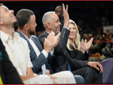 Стеф Карри с похвалой отозвался об отце Делле, когда «Хорнетс» вывели из обращения его майку № 30, отметив: «Он заложил основу»