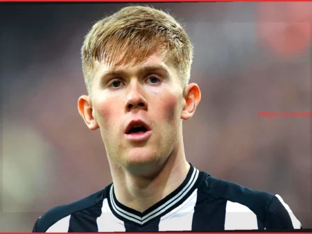 Ливерпуль, Арсенал и Манчестер Юнайтед в борьбе за звезду АПЛ Льюиса Холла стоимостью £30 млн