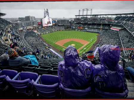 Сильный снегопад на стадионе Coors Field перед матчем Dodgers против Rockies