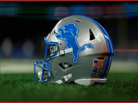 Бывший MVP АФЛ добивается работы в НФЛ, демонстрируя статистику на плакате вне тренировочной базы Lions