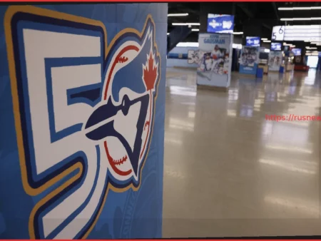 Торонто Блю Джейс продали более 100 000 хот-догов по 77 центов в честь первого сезона 1977 года