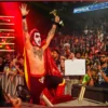 Дэнхаузен из WWE в образе «Никс» перед плей-офф НБА