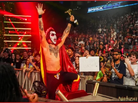 Дэнхаузен из WWE в образе «Никс» перед плей-офф НБА