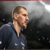 Никола Йокич из «Наггетс» наблюдает за своими лошадьми на видео во время межсезонья НБА 2026