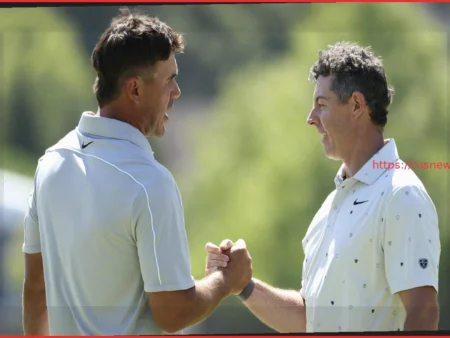 Рори Макилрой продемонстрировал часы Omega за 250 000 долларов Бруксу Кепке на PGA Championship