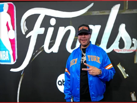 Fat Joe расспрашивает тренера Knicks Майка Брауна о кроссовках перед игрой 3 финала NBA